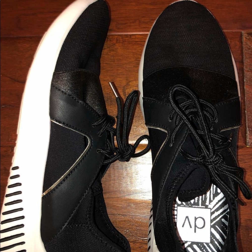 Cute Black Tennis Shoes!